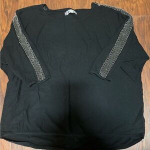 Beautiful black top with silver chains down the arms 🤗🎉🩷